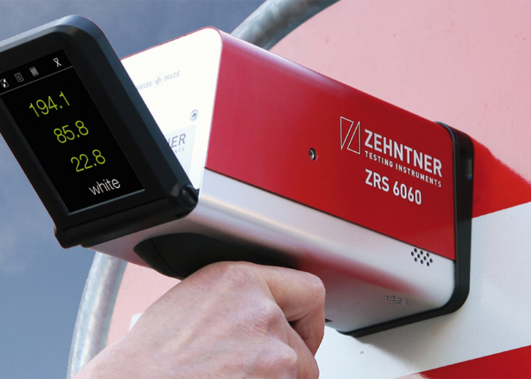 Road and traffic sign testing - Ergonomic retro-reflectometer for road signs and clothing