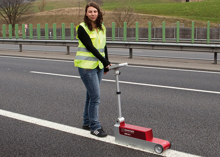 Road and traffic sign testing - Portable retro-reflectometer