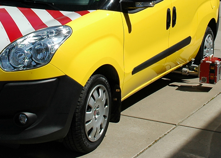 Road and traffic sign testing - Dynamic retro-reflectometer for road marking
