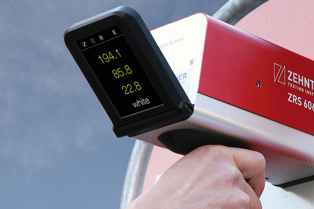 Road and traffic sign testing - Ergonomic retro-reflectometer for road signs and clothing
